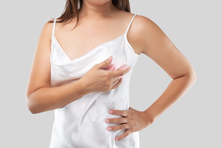 Una donna controlla il cancro al seno da sola su grigio