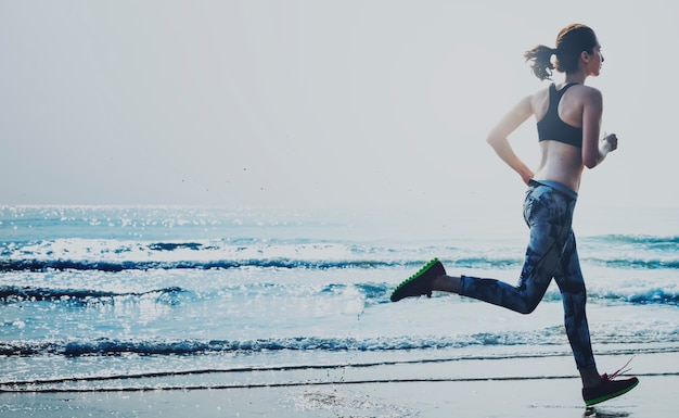 Una donna corre in spiaggia