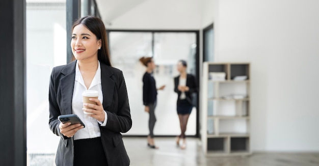 Una donna d'affari di successo che sembra sicura di se e sorridente.