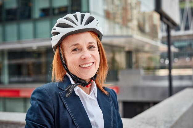 Una donna d'affari ecoconsapevole promuove il trasporto sostenibile