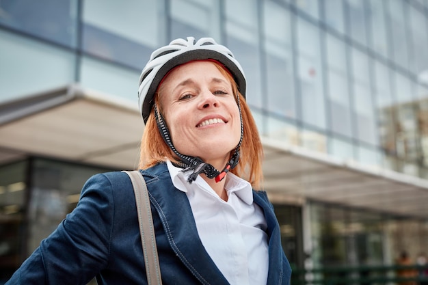 Una donna d'affari ecoconsapevole promuove il trasporto sostenibile