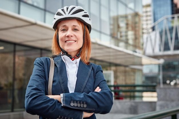 Una donna d'affari ecoconsapevole promuove il trasporto sostenibile