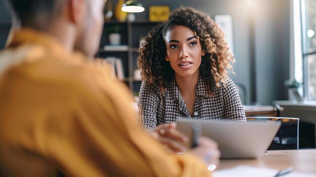 Una donna d'affari fiduciosa che ha una riunione con un collega in ufficio