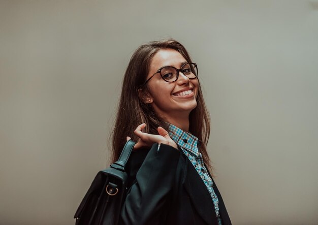 Una donna d'affari in un vestito con una valigetta in mano va al lavoro Messa a fuoco selettiva Concetto di business Foto di alta qualità