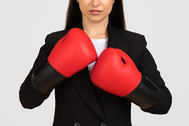 Una donna d'affari irriconoscibile con guanti da boxe.