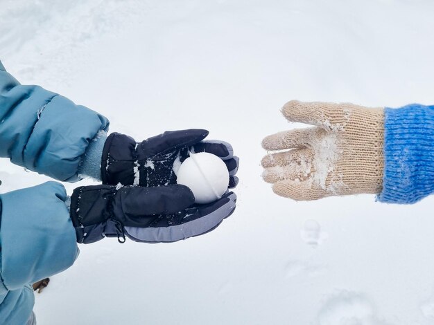 Una donna dà a un bambino un creatore di palle di neve