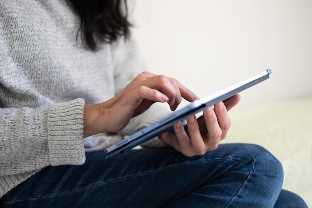 Una donna deliziosa nel suo massimo splendore che si gode un momento umoristico sul suo dispositivo tablet una miscela di calore e saggezza digitale