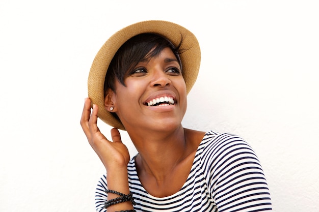 Una donna di colore che sorride con il cappello