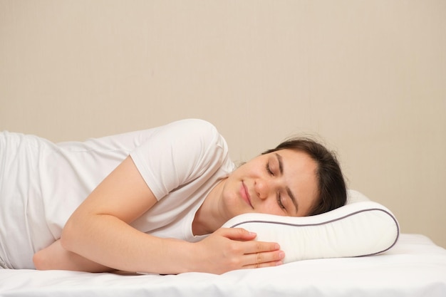 Una donna dorme su un cuscino ortopedico in memory foam