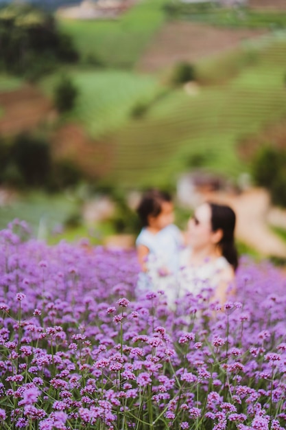 Una donna e un bambino in un campo di fiori viola