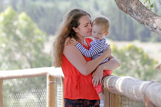 Una donna e un bambino stanno in uno zoo guardando un albero