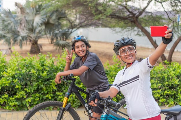 Una donna e un ragazzo si fanno un selfie in bicicletta