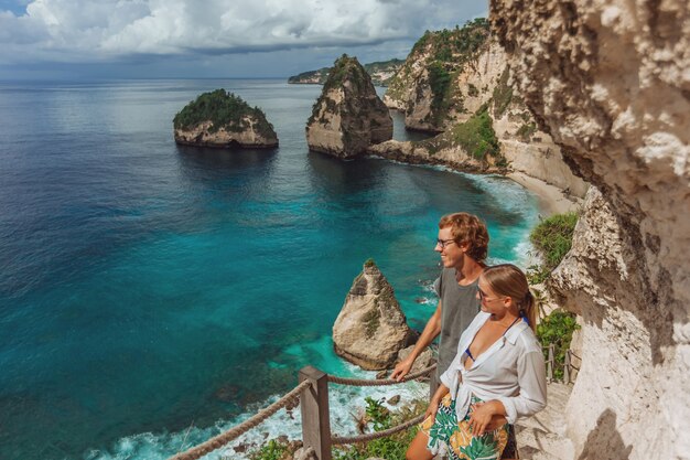 Una donna e un uomo stanno sulla spiaggia dei diamanti sull'isola di Nusa Penida