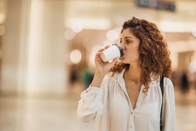 Una donna elegante che si gode il caffè fresco