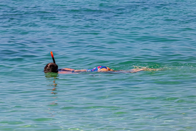 Una donna fa snorkeling per le barriere coralline poco profonde