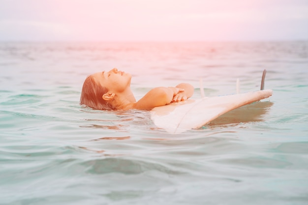 Una donna fa surf nell'oceano o nel mare