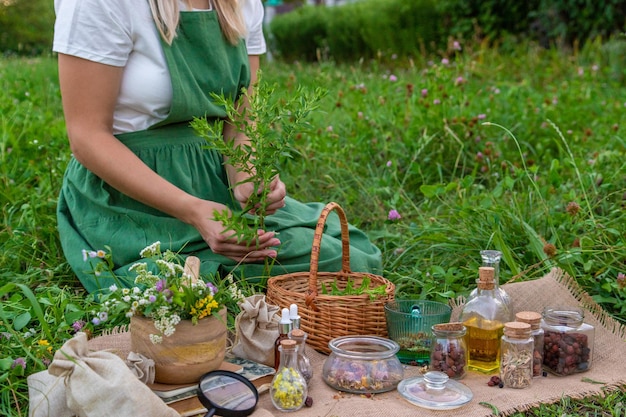 Una donna fa tintura di erbe selettiva focalizzazione natura