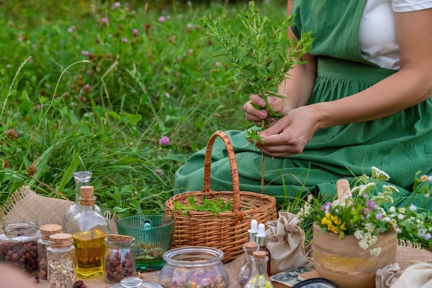 Una donna fa tintura di erbe selettiva focalizzazione natura