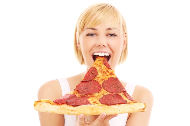 una donna felice con pizza su sfondo bianco white