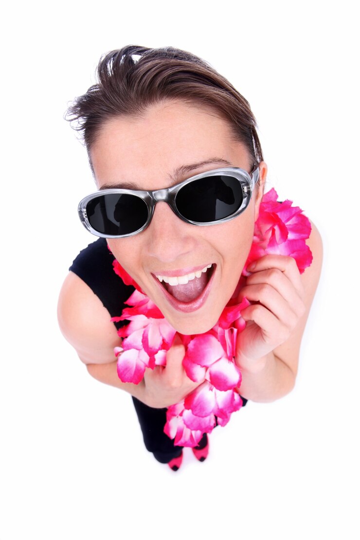 una donna felice in collane hawaiane pronte per le vacanze su sfondo bianco