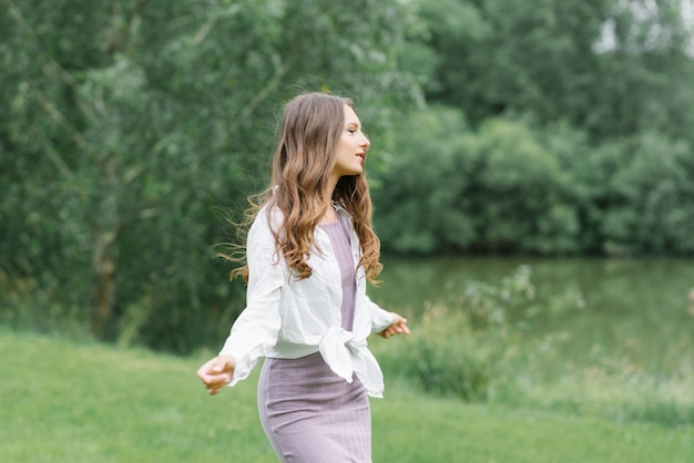 Una donna felice in natura Ritratto di una bella ragazza in primo piano sullo sfondo del lago