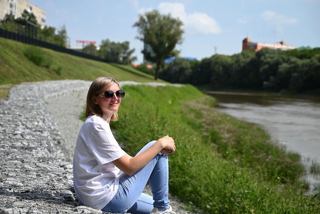 una donna fotografo con una macchina fotografica nelle sue mani cammina per le strade della città