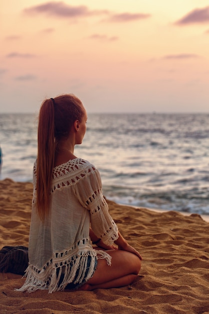 Una donna guarda il tramonto