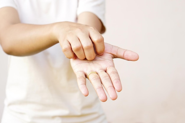 Una donna ha alzato la mano per la campagna di dissuasione per fermare la violenza contro le donnex9