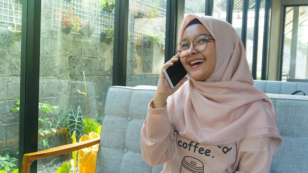 Una donna hijab ha visto il telefono