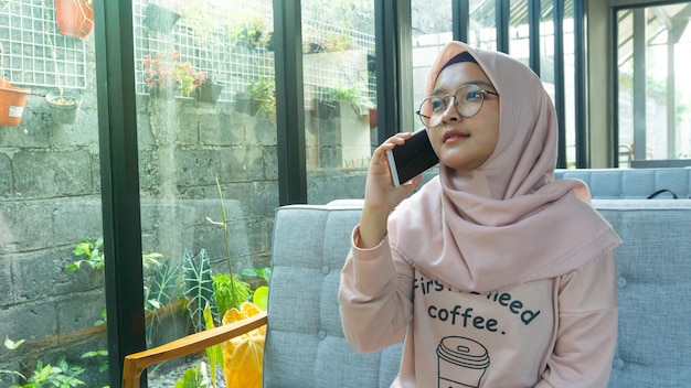 Una donna hijab ha visto il telefono