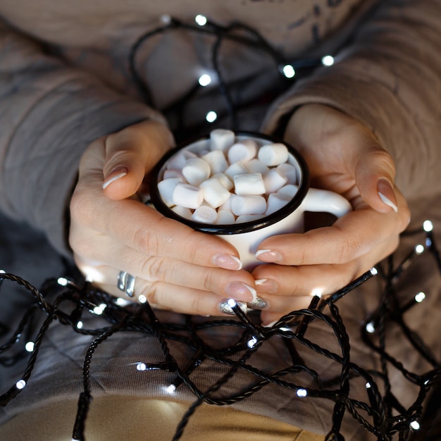 Una donna in abiti caldi di toni neutri