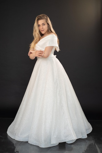 Una donna in abito da sposa bianco