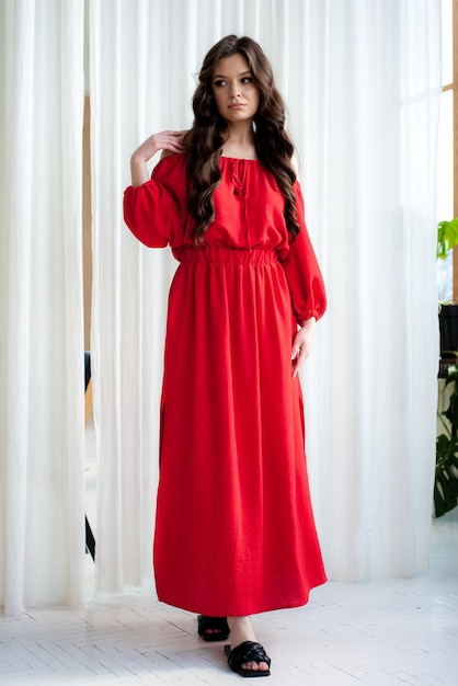 Una donna in abito rosso con un abito a maniche lunghe