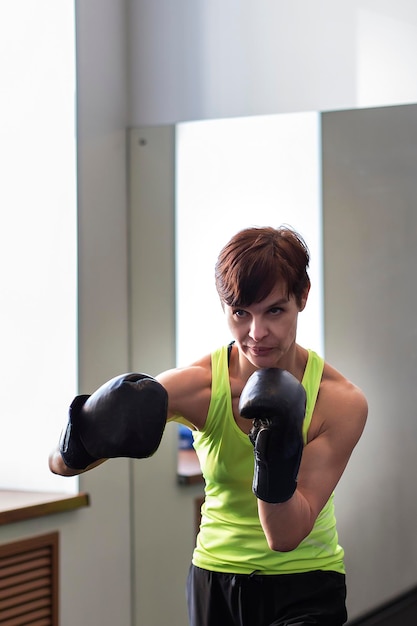 Una donna in palestra Boxe