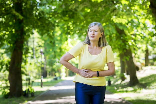 Una donna in pensione in fuga ha un forte dolore all'addome