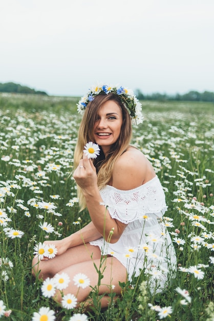 Una donna in un campo di camomille