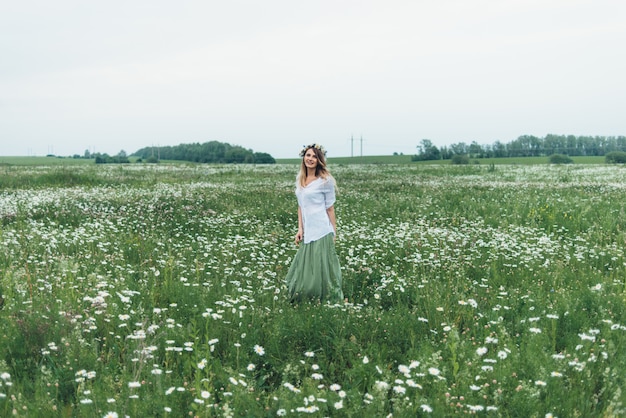 Una donna in un campo di camomille