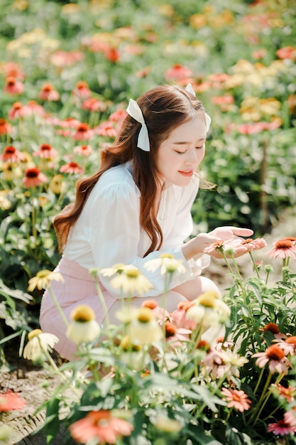 Una donna in un campo di fiori