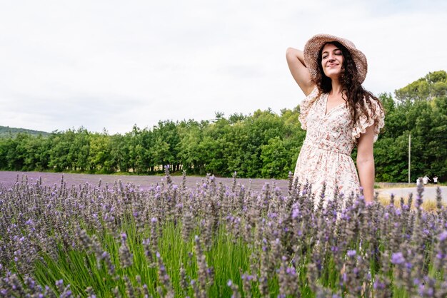 Una donna in un campo di lavanda