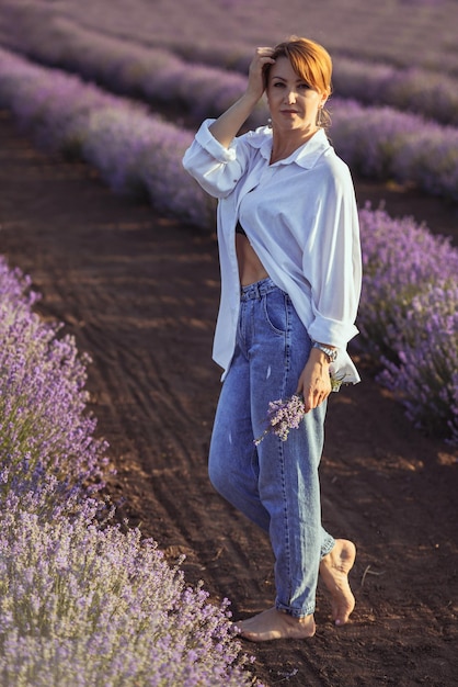 Una donna in un campo di lavanda