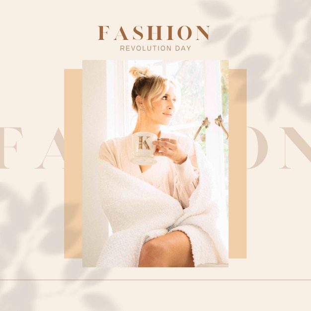 una donna in un vestito con la parola moda su di esso