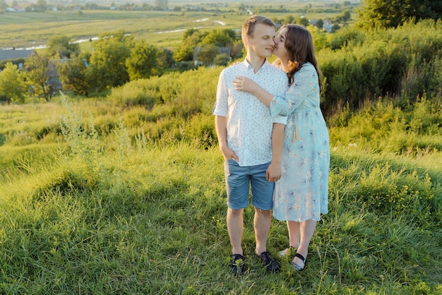 Una donna incinta cammina sul campo con il marito