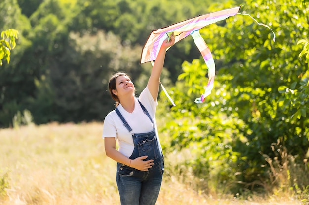 Una donna incinta corre nel cielo aquilone