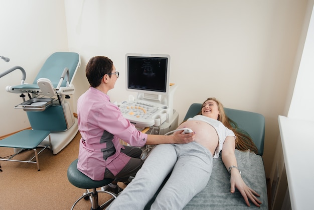 Una donna incinta riceve un'ecografia dell'addome in clinica. Visita medica