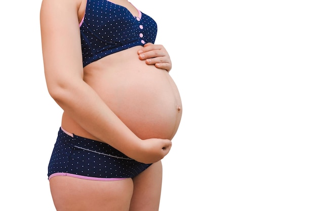Una donna incinta si tiene la pancia con entrambe le mani. isolato