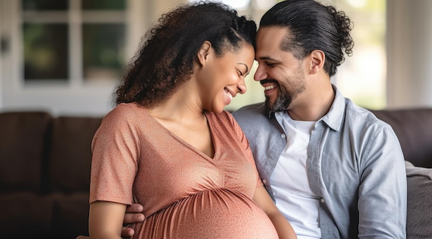 Una donna incinta sorride alla testa del marito mentre si guardano.