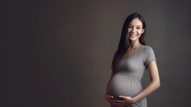 Una donna incinta sorride mentre si trova di fronte