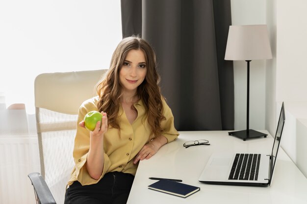 Una donna lavora al computer senza uscire.