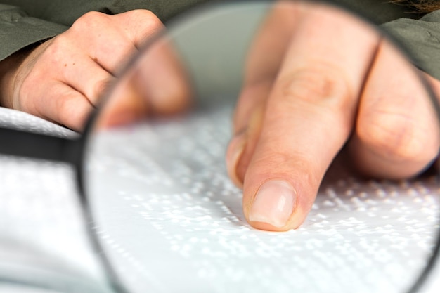 Una donna legge un libro scritto in Braille