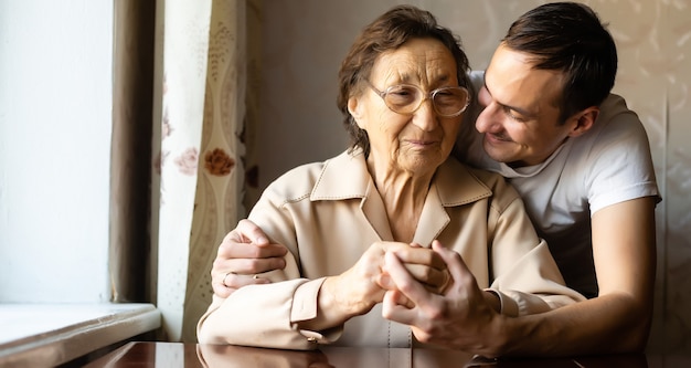 una donna molto anziana e un nipote adulto